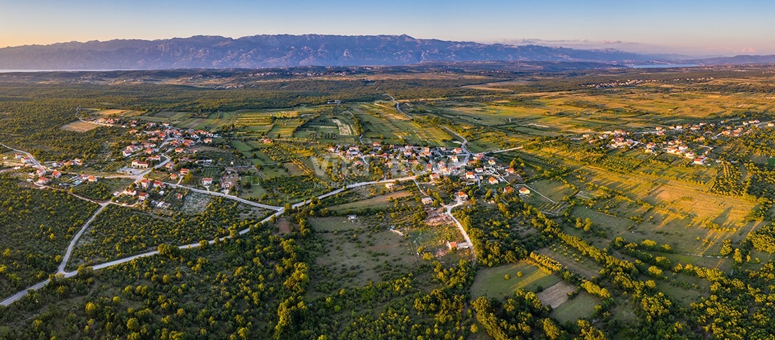 POLIČNIK, LOVINAC, VIŠE ZEMLJIŠTA U GRAĐEVINSKOJ ZONI