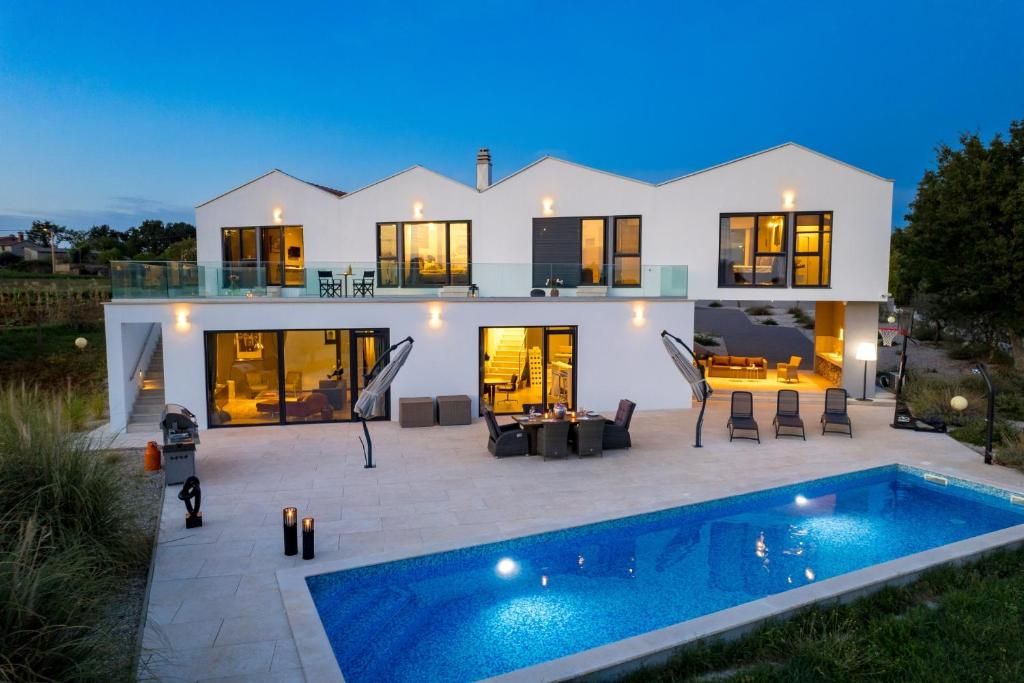 Casa u Poreču, 454m², 6 soba, slika 2