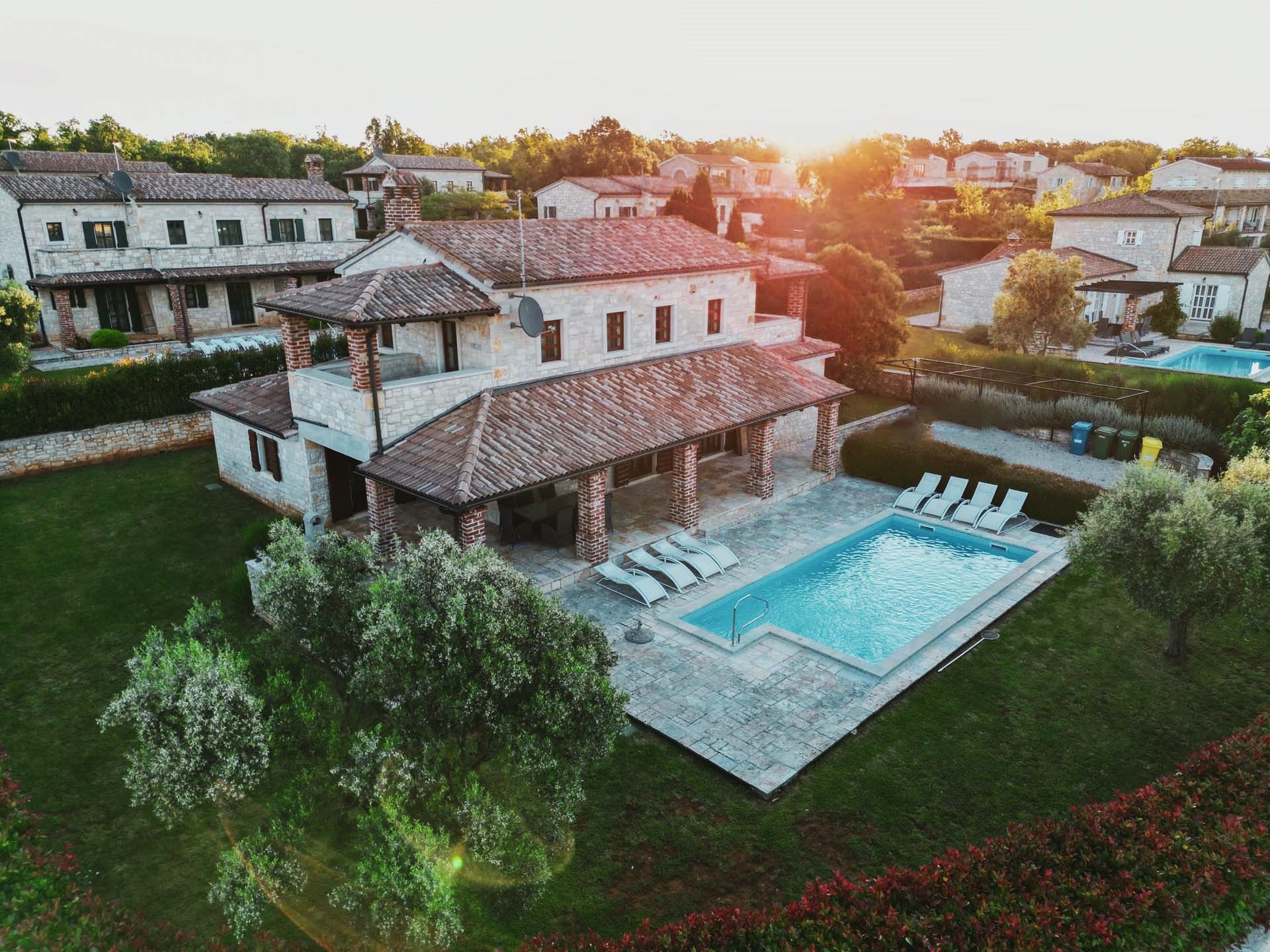 Kuća u Sveti Lovreču, 260m², 4 sobe, slika 2