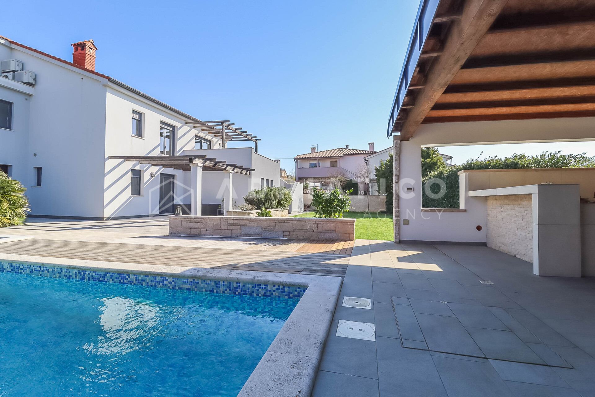 Haus u Puli, 250m², 4 sobe, slika 2