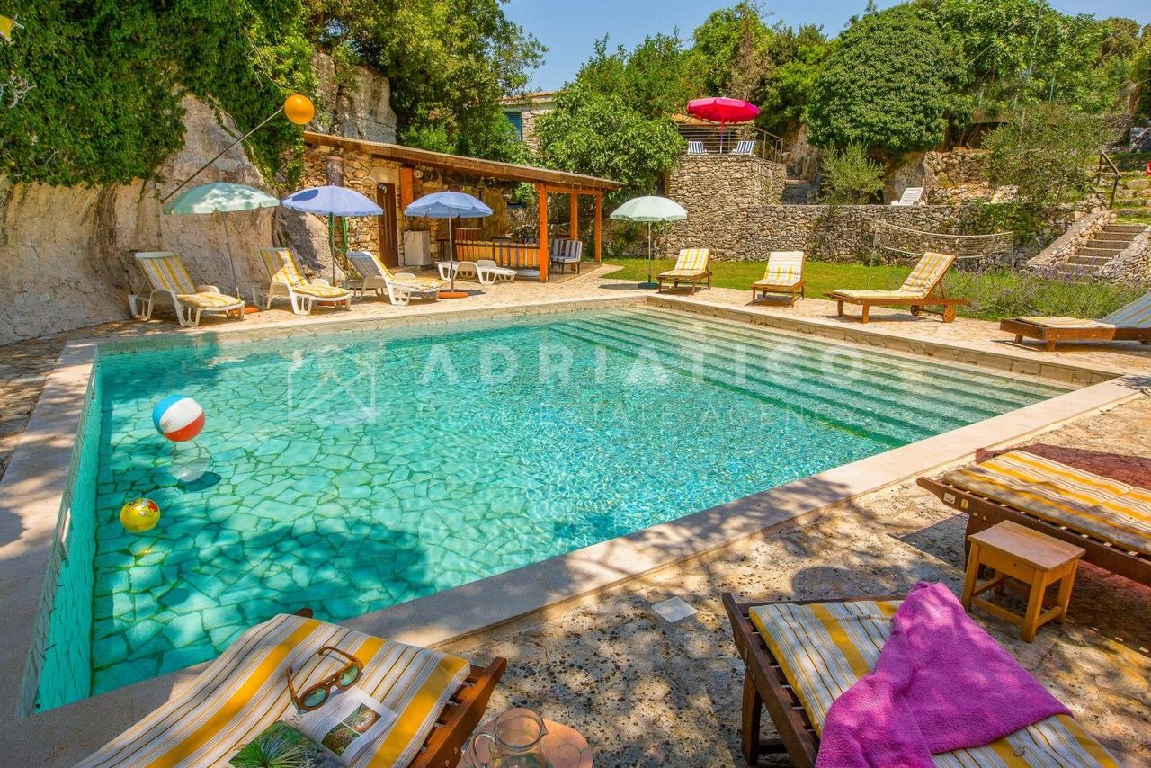 Kuća u Puli, 200m², 6 soba, slika 3