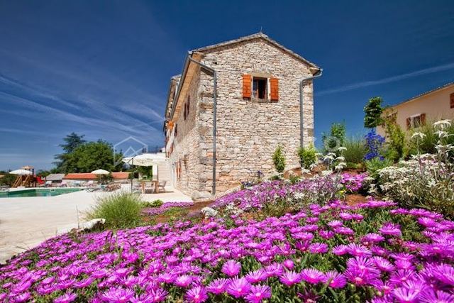 House u Grožnjanu, 1061m², 10 soba, slika 3