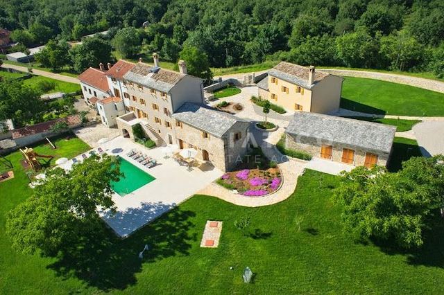 Casa u Grožnjanu, 1061m², 10 soba