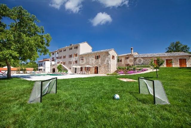 House u Grožnjanu, 1061m², 10 soba, slika 2