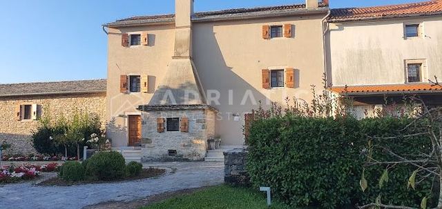 House u Grožnjanu, 1061m², 10 soba, slika 5