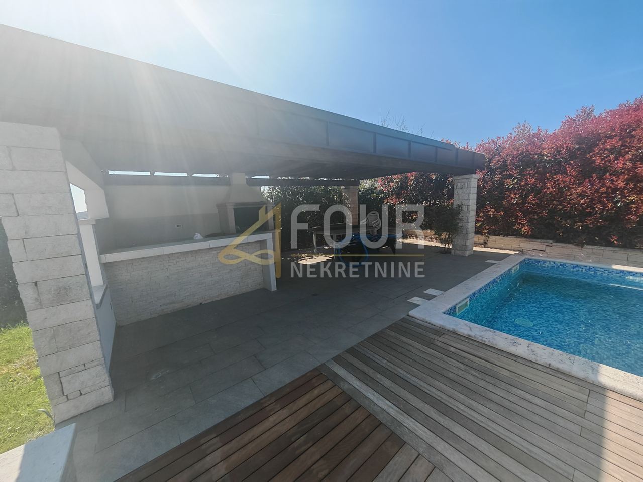 Haus u Puli, 336m², 3 sobe, slika 2