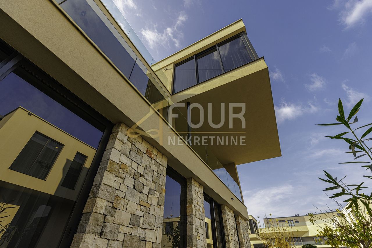House u Umagu, 328.88m², 3 sobe, slika 3