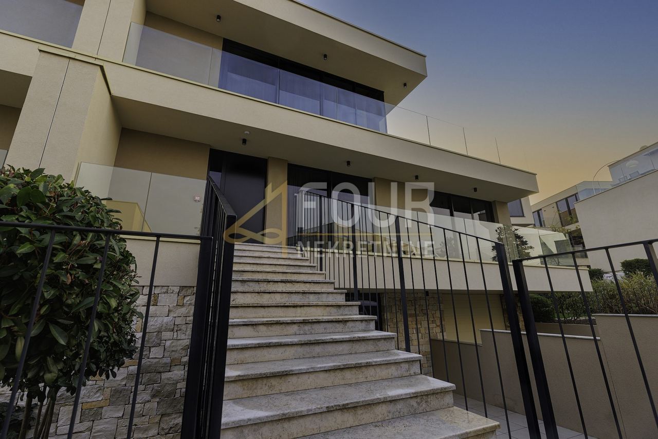 Haus u Umagu, 279.96m², 2 sobe, slika 2