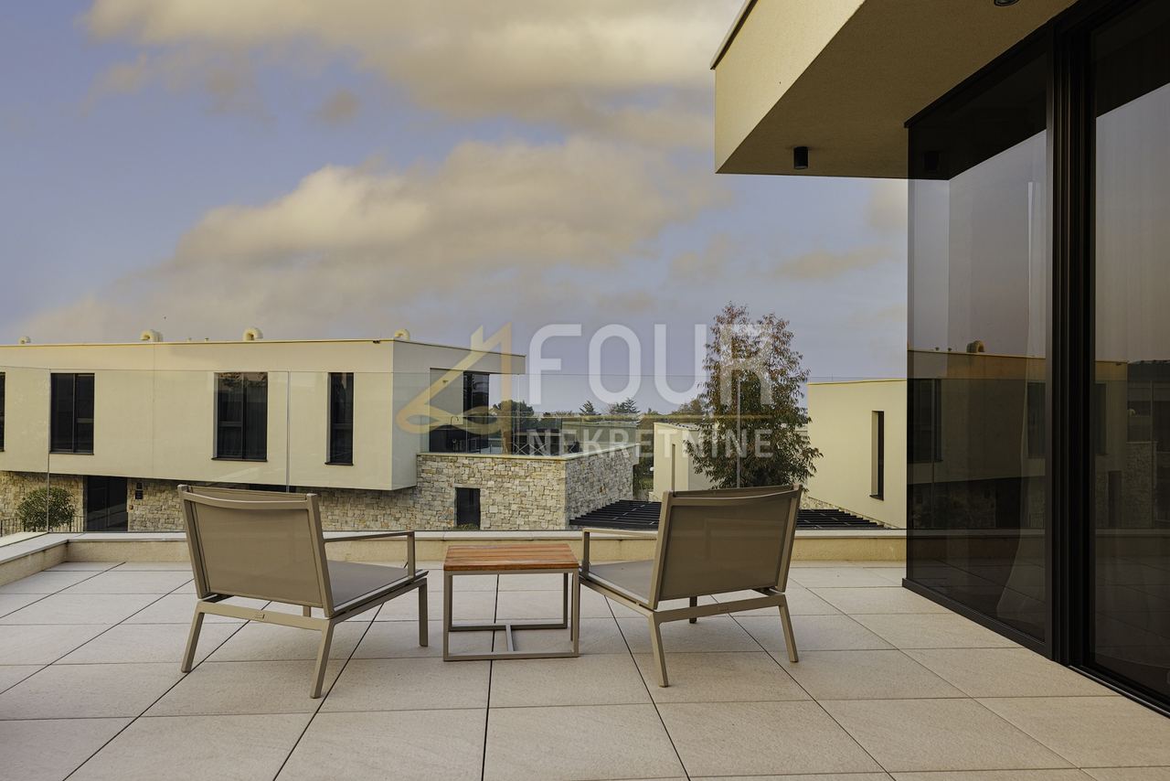 Haus u Umagu, 279.96m², 2 sobe, slika 3