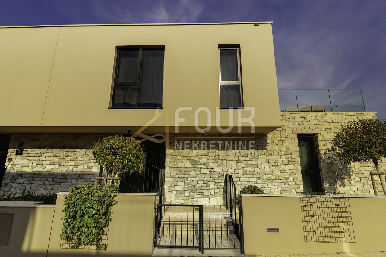 House u Umagu, 262.74m², 2 sobe, slika 2