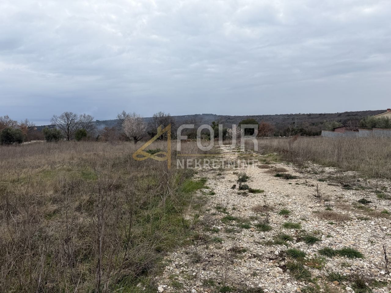 Land u Marčani, 599m²