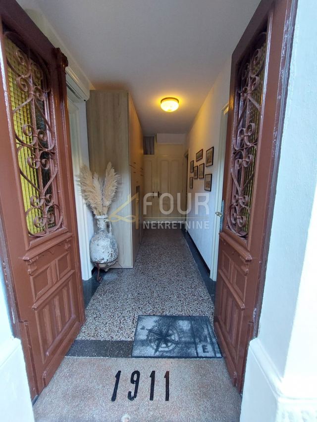 Casa u Mali Lošinju, 240m², 6 soba