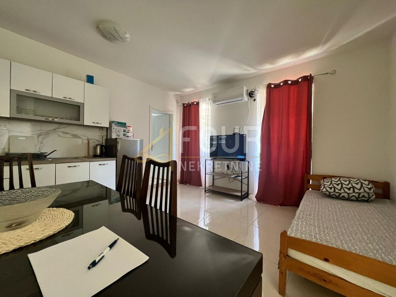 House u Kostreni, 340m², 8 soba