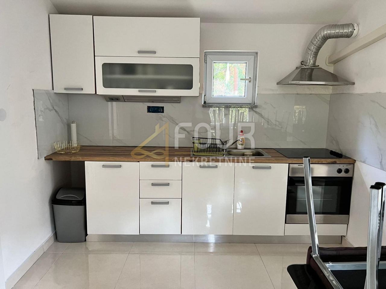 Haus u Kostreni, 340m², 8 soba, slika 4