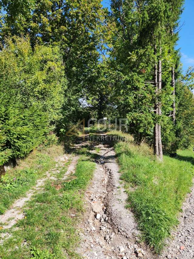 Land u Ravna Gori, 766m²