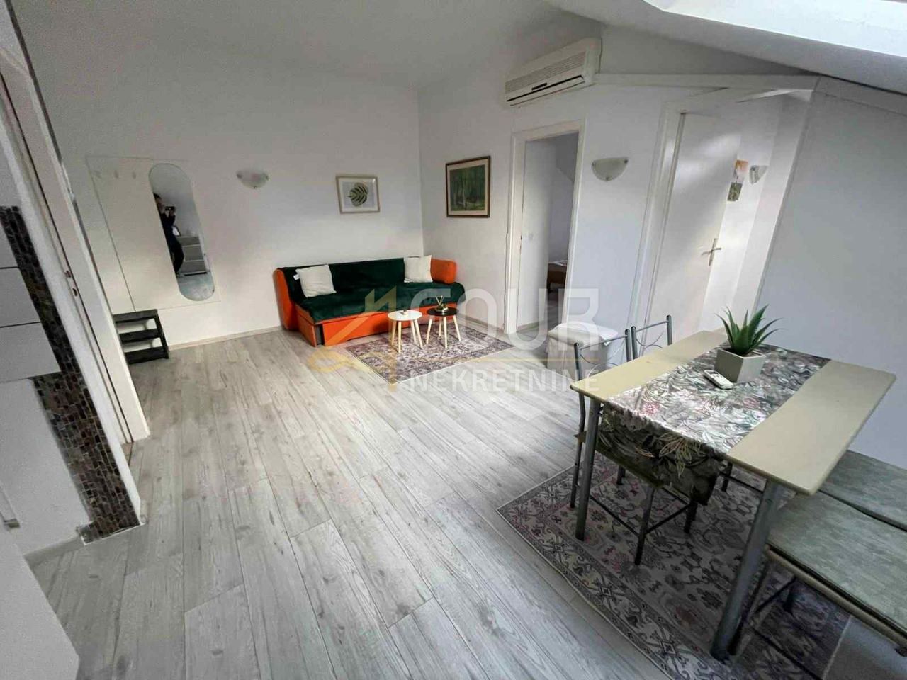 Stan u Novigradu, 50.2m², 2 sobe