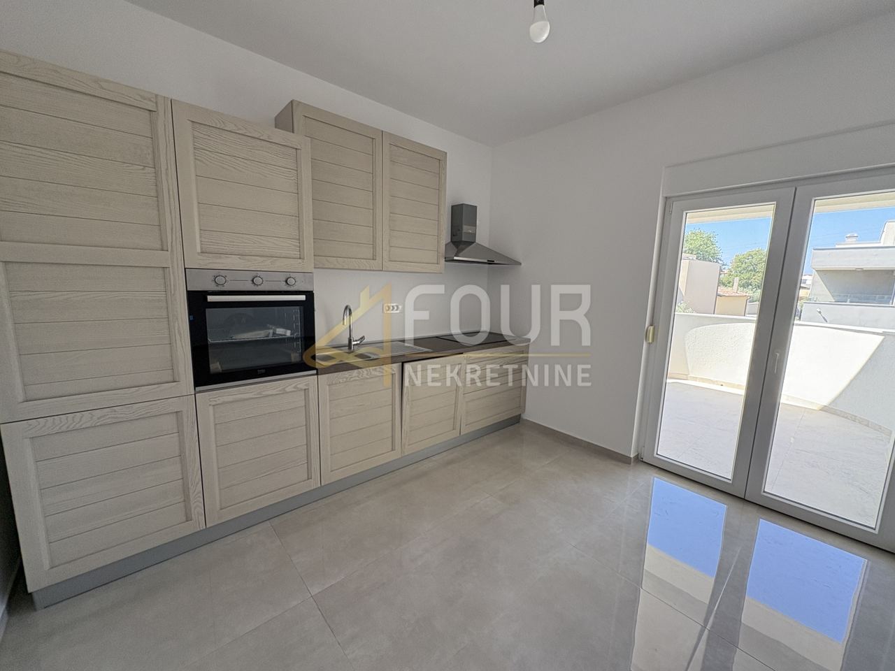 Kuća u Ližnjanu, 214.15m², 6 soba, slika 2