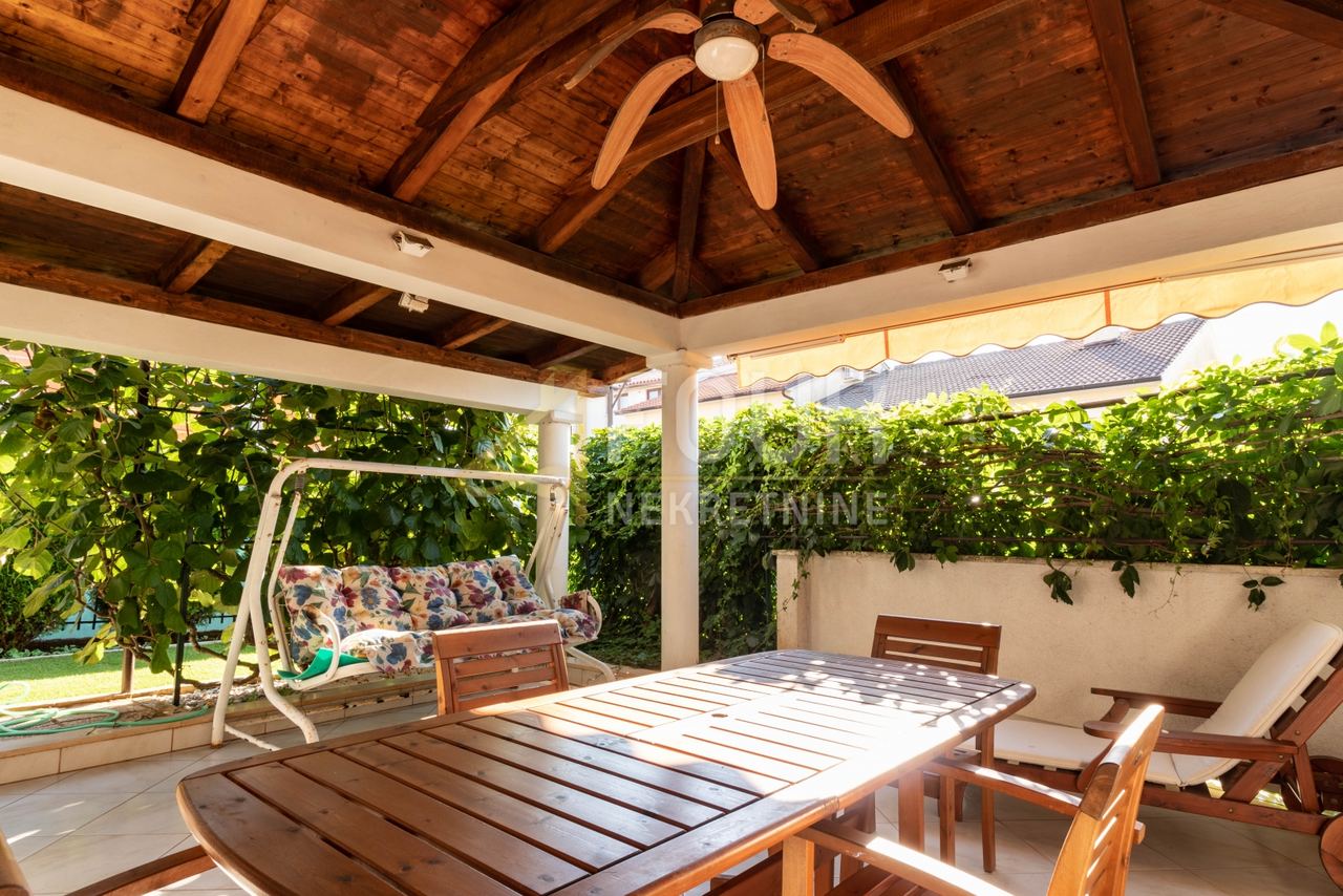Appartamento u Pola (Pula)u, 212m², 3 sobe
