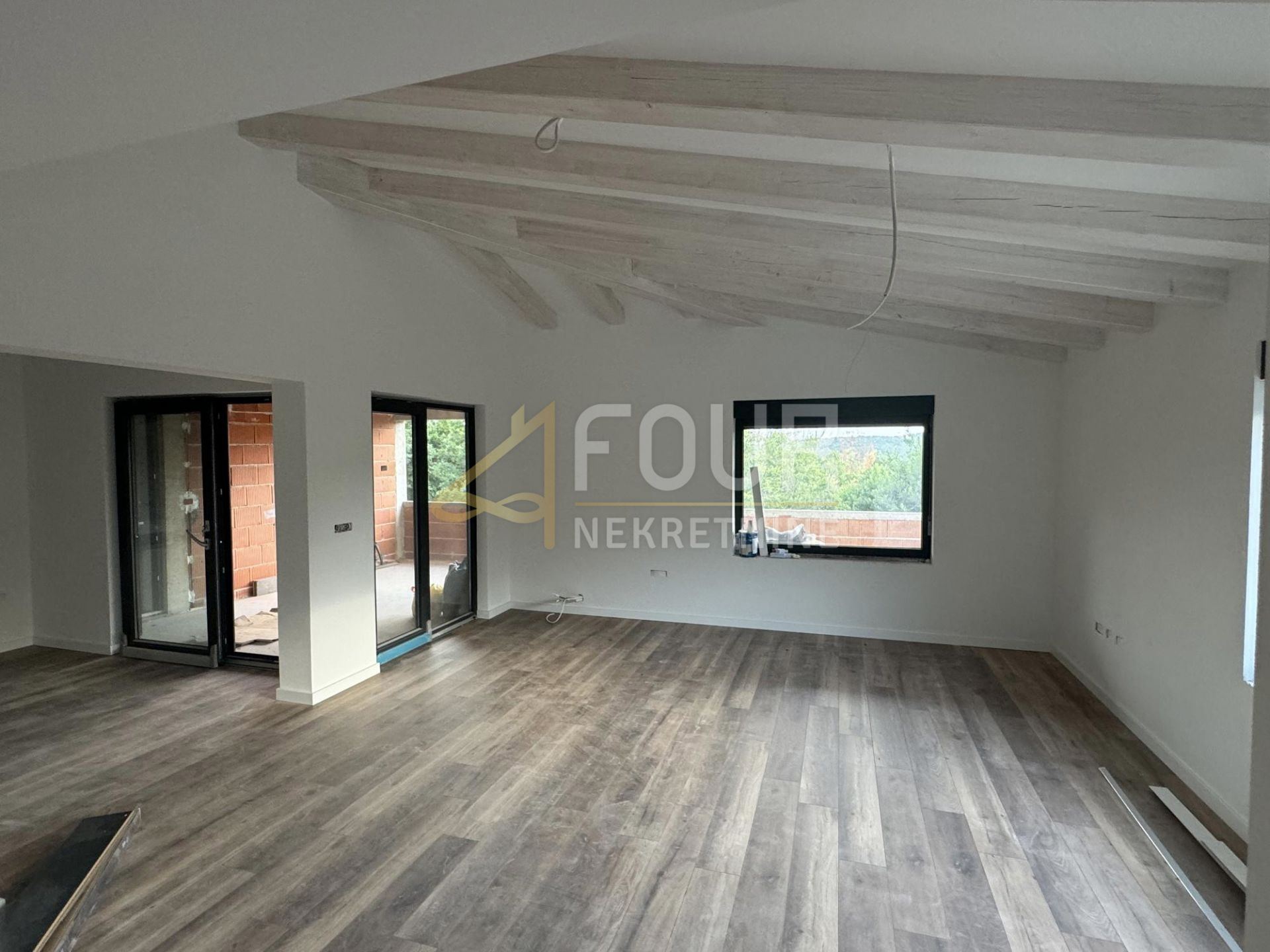 Haus u Gračišću, 303.28m², 7 soba, slika 2