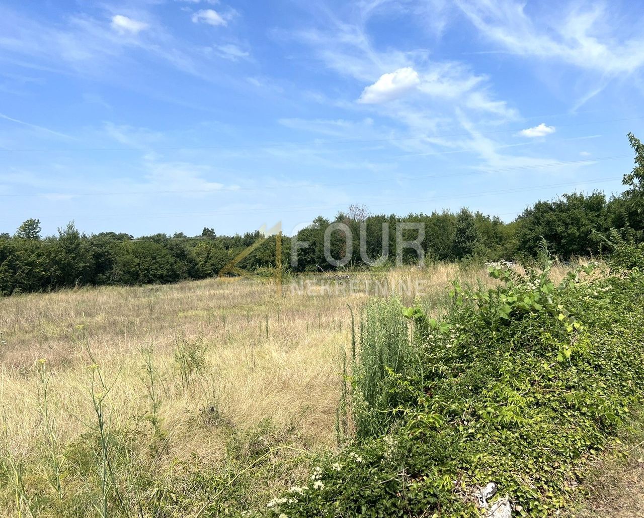 Grundstück u Vodnjanu, 593m²