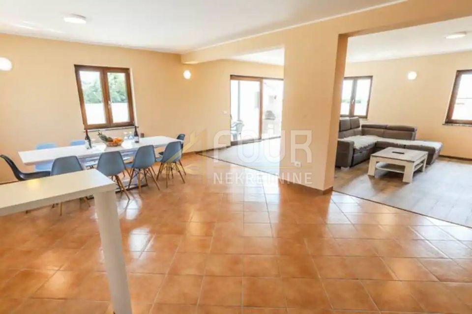 Casa u Vodnjanu, 250m², 5 soba, slika 3