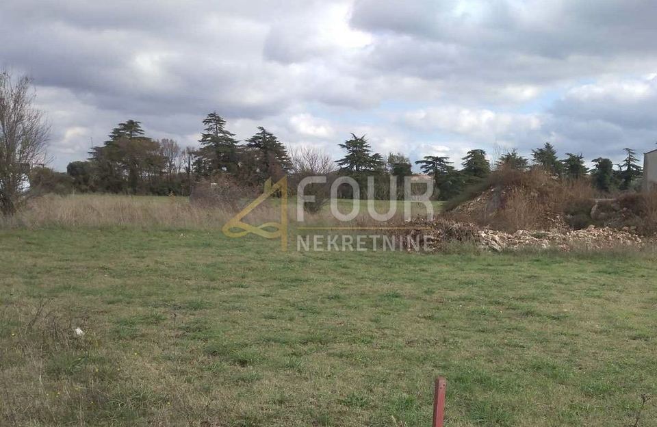 Terreno u Puli, 637m²