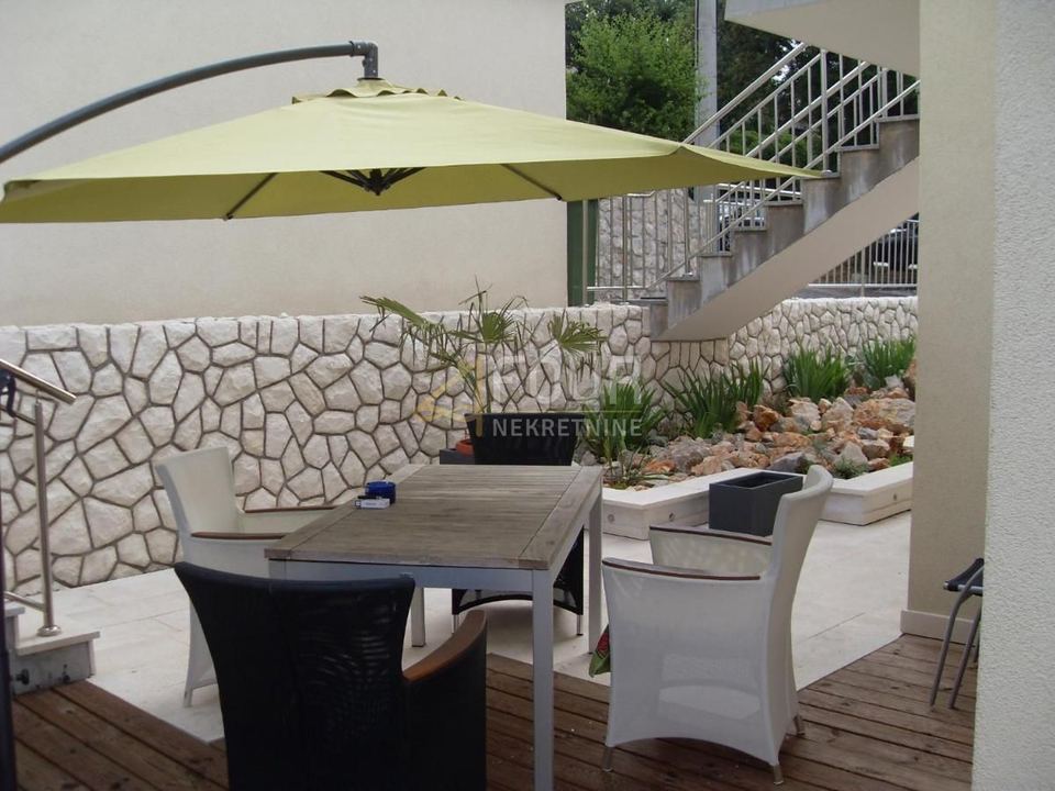 Kuća u Novi Vinodolskiu, 262m², 5 soba, slika 2
