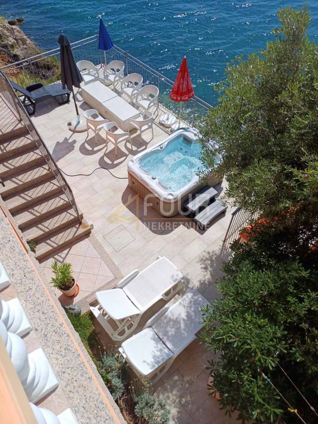 Kuća u Karlobagu, 155.5m², 5 soba, slika 2