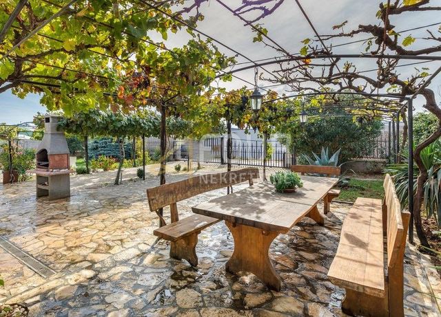 Kuća u Puli, 226m², 4 sobe