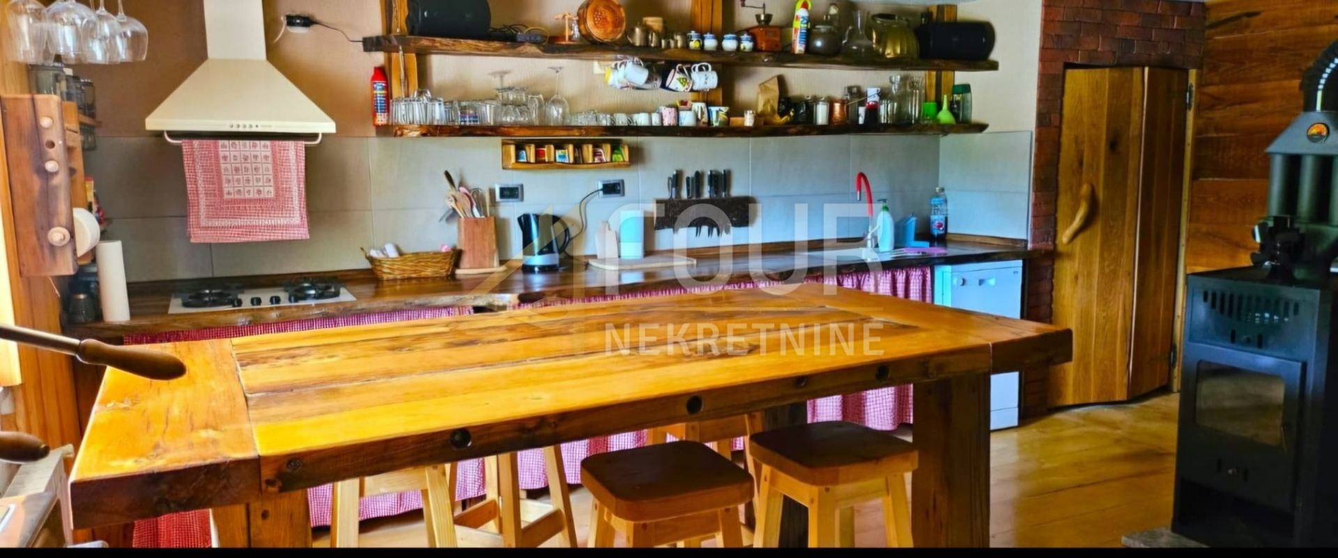 House u Donji Lapcu, 300m², slika 2