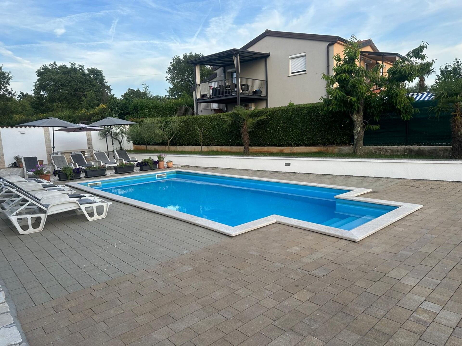 Haus u Poreču, 478.75m², 12 soba, slika 2