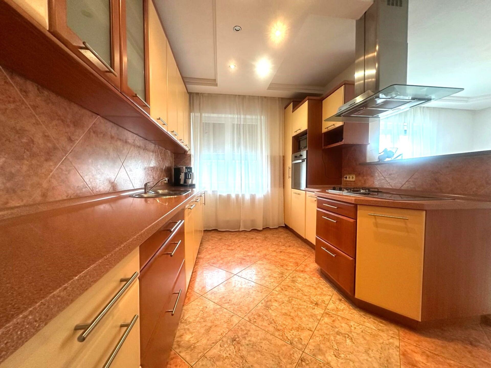 Haus u Poreču, 478.75m², 12 soba, slika 5