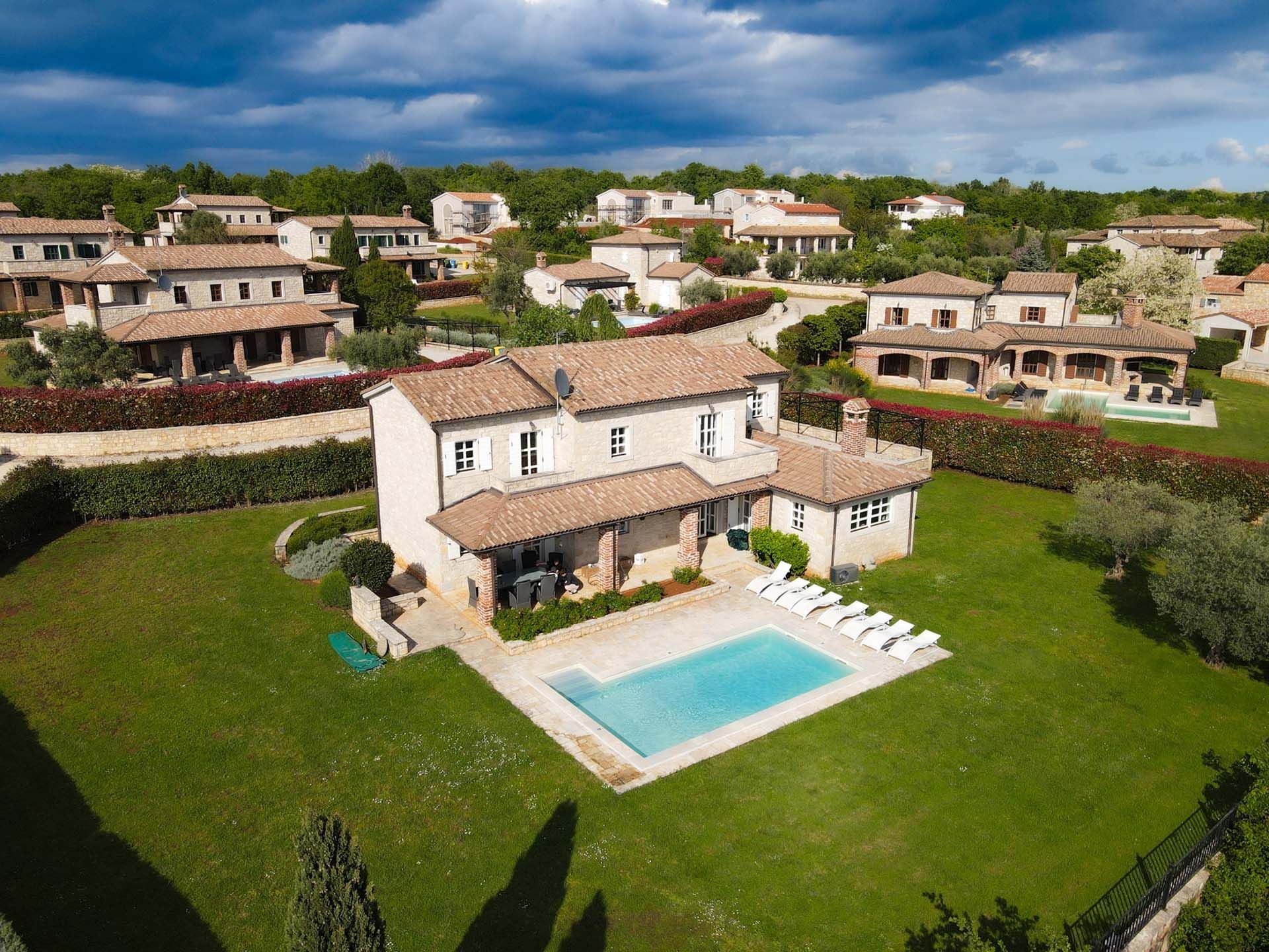 Kuća u Sveti Lovreču, 2239m², 35 soba, slika 3