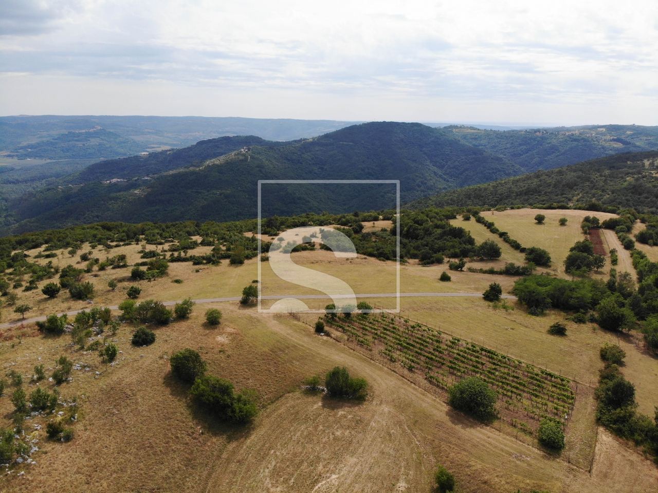 Land u Oprtalju, 9481m²