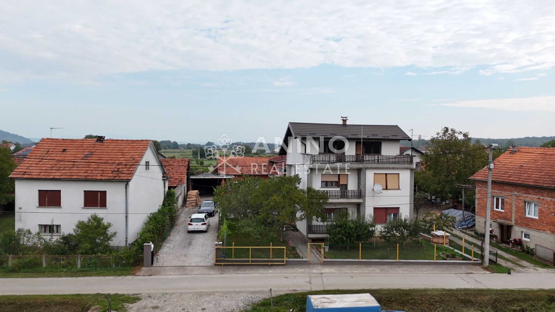 Casa u Jakovlju, 350m², 2 sobe