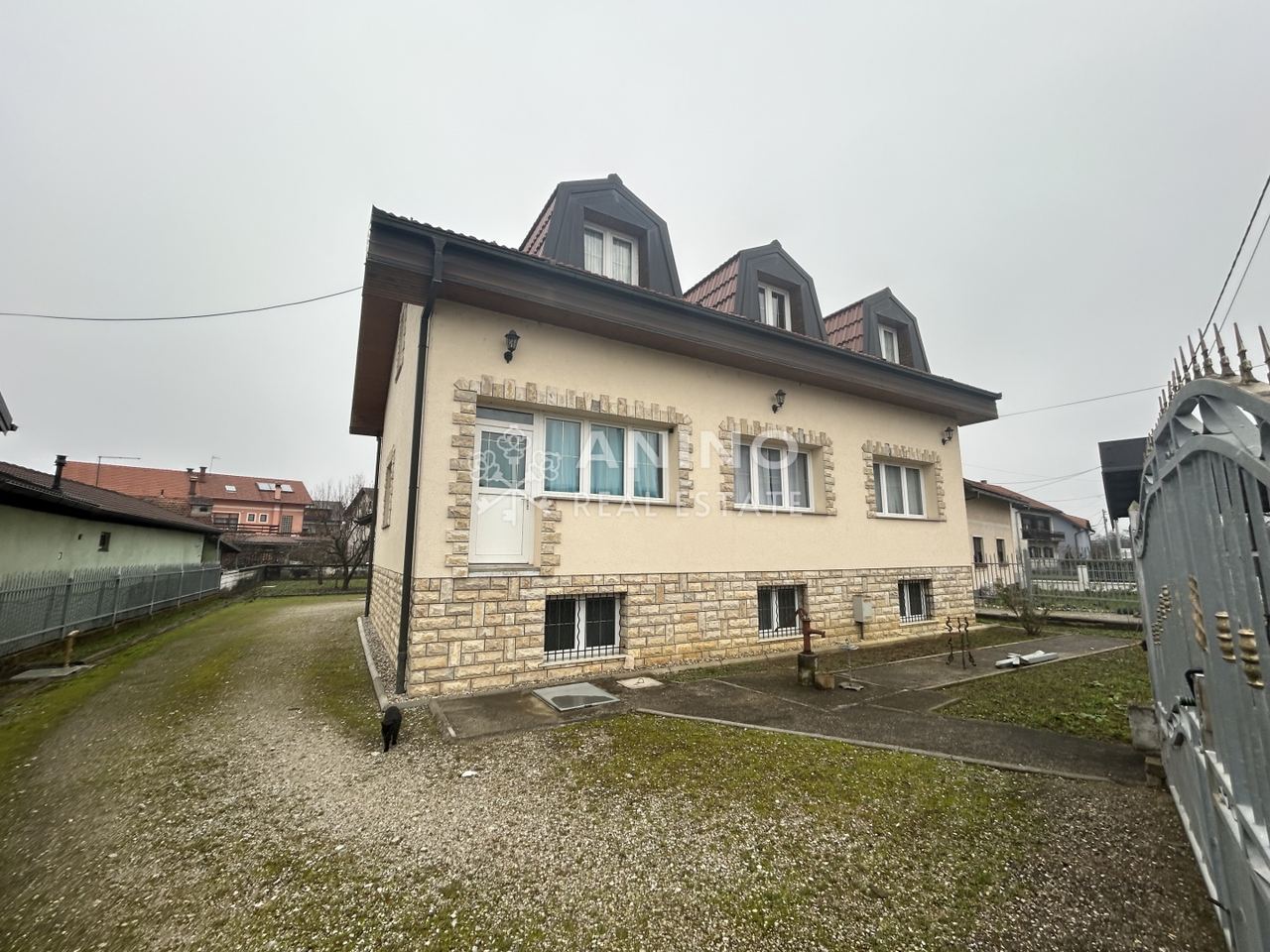 Haus u Jastrebarsku, 344m², 3 sobe