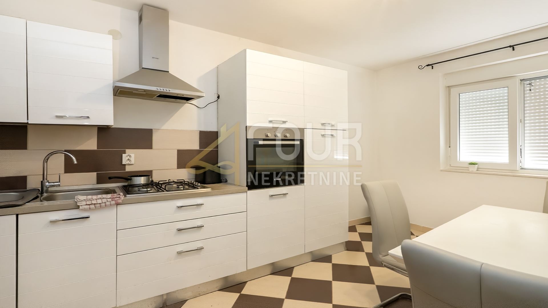 Haus u Puli, 210m², 4 sobe, slika 4