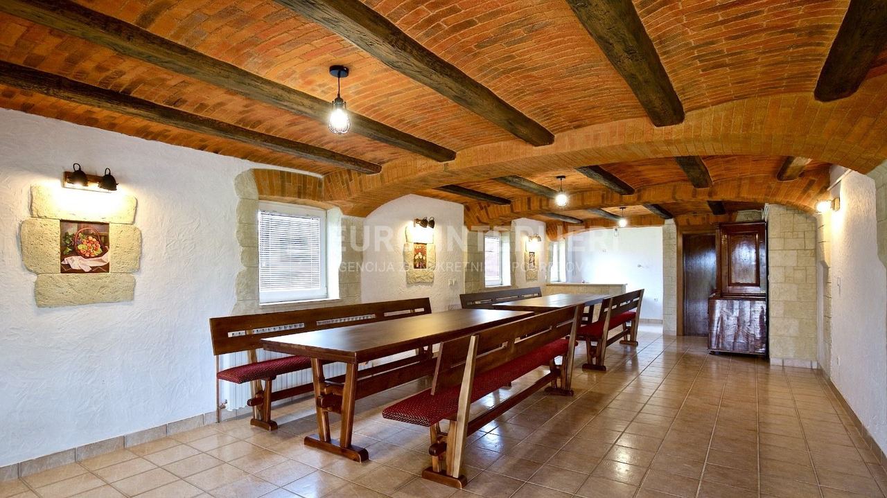 Casa u Pustodolu, 360m², slika 2