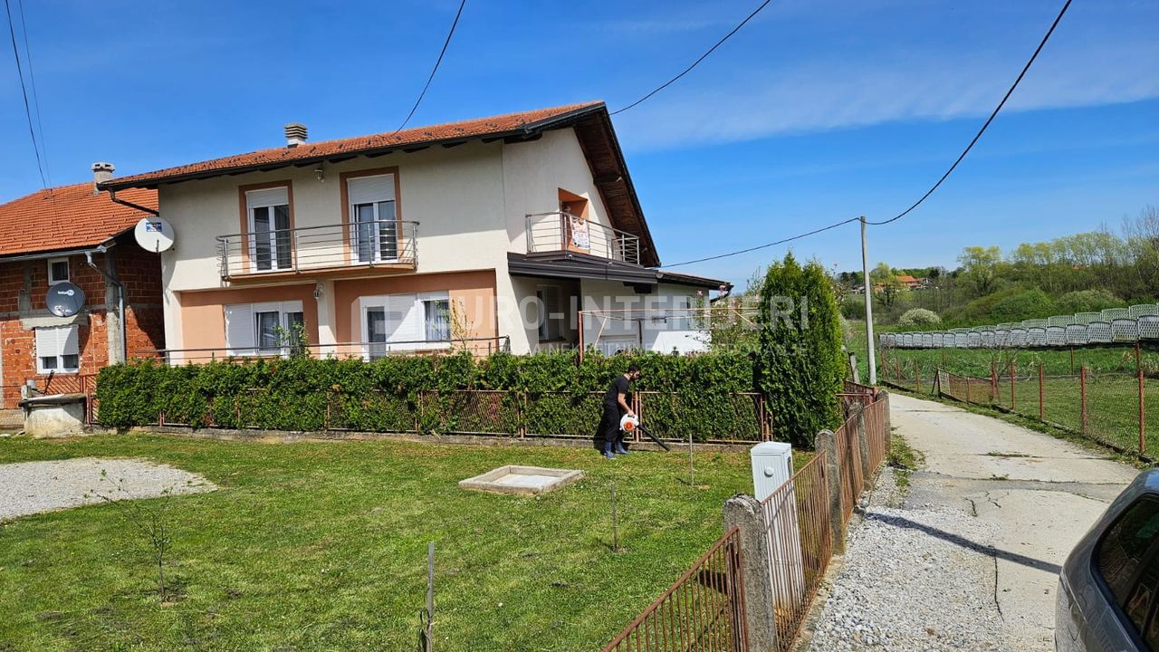 Casa u Jakovlju, 265m²