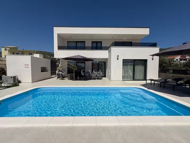 Kuća u Kaštelima, 257m², 3 sobe