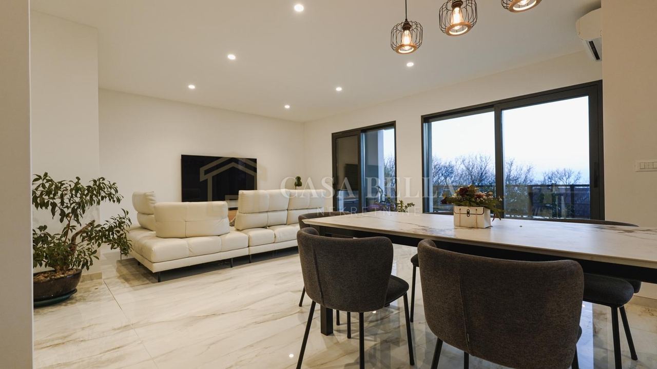 Kuća u Kostreni, 220m², 3 sobe