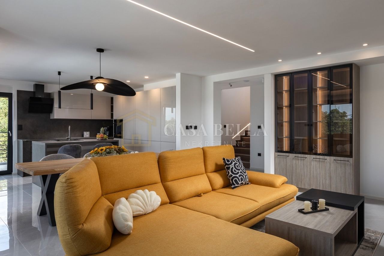 Kuća u Kostreni, 490m², 8 soba, slika 3