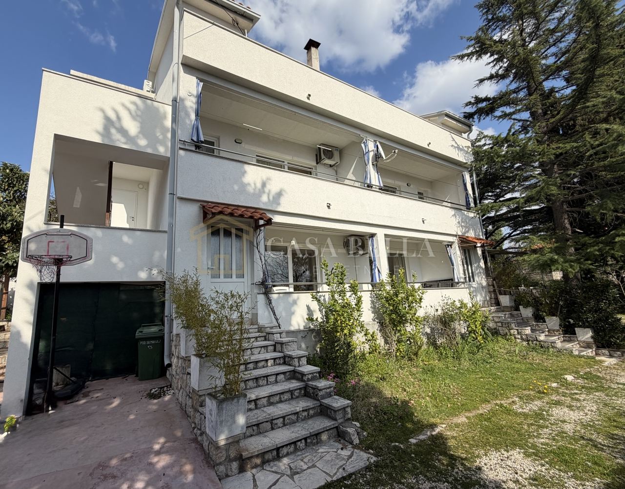 Haus u Novi Vinodolskiu, 350m², 7 soba