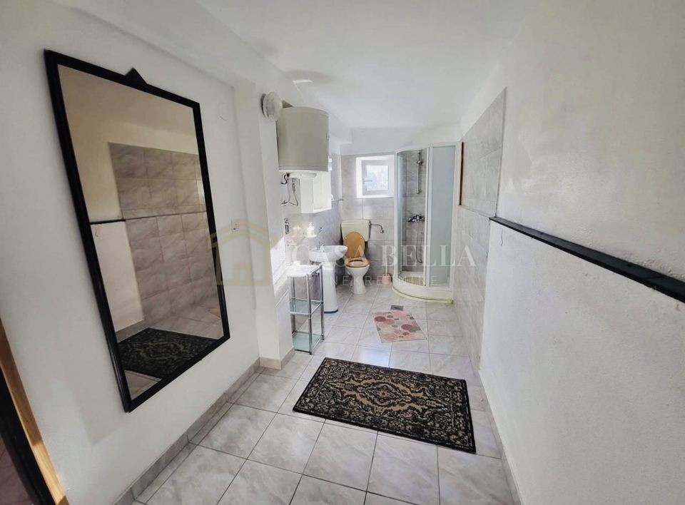 Kuća u Karlobagu, 450m²