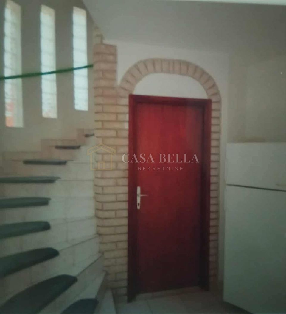 House u Dobrinju, 400m², 8 soba, slika 2