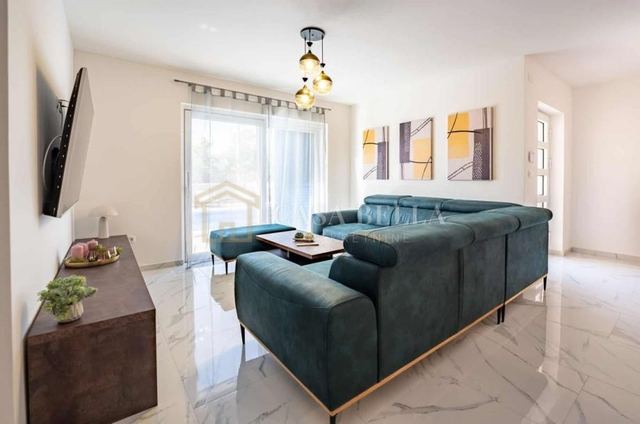 Casa u Dobrinju, 185m², slika 5