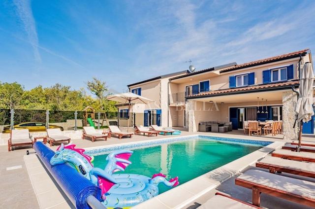 Casa u Dobrinju, 300m², 5 soba, slika 2
