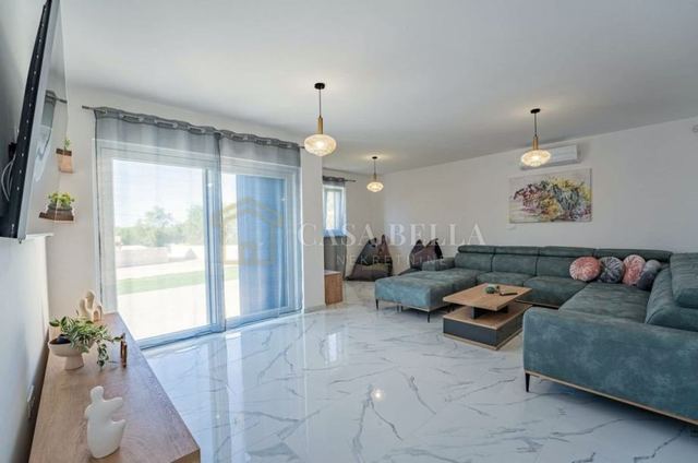 Casa u Dobrinju, 300m², 5 soba, slika 5