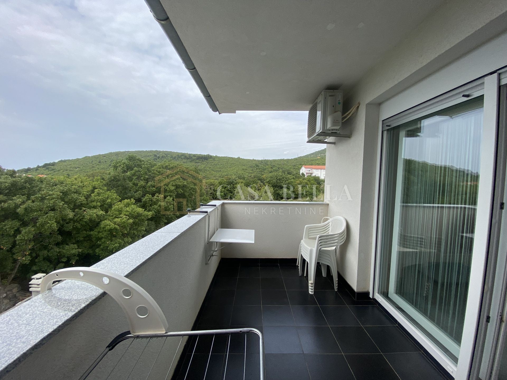 Wohnung u Novi Vinodolskiu, 101m², 2 sobe