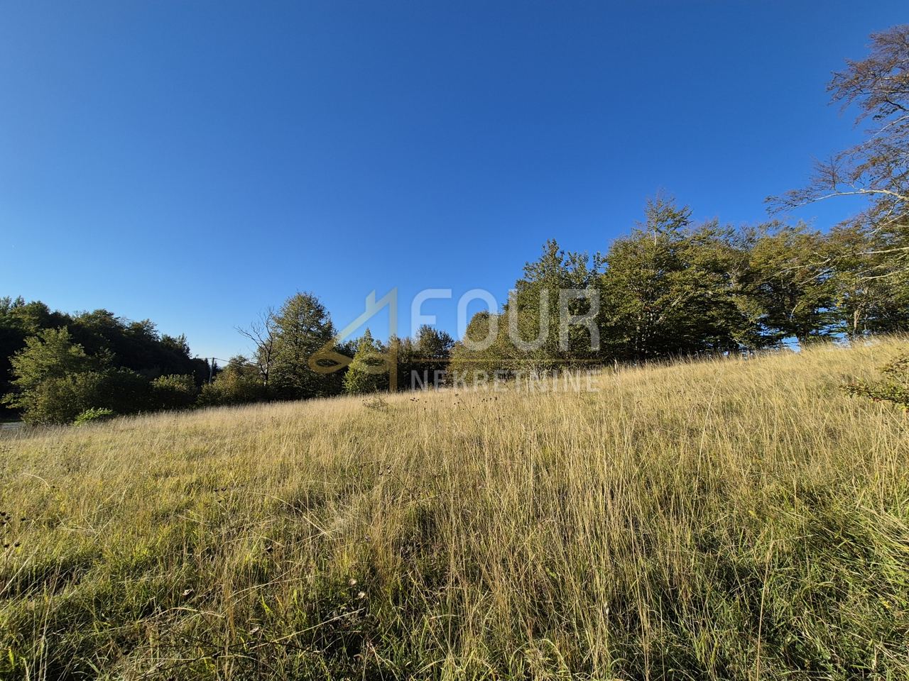 Grundstück u Ravna Gori, 695m²